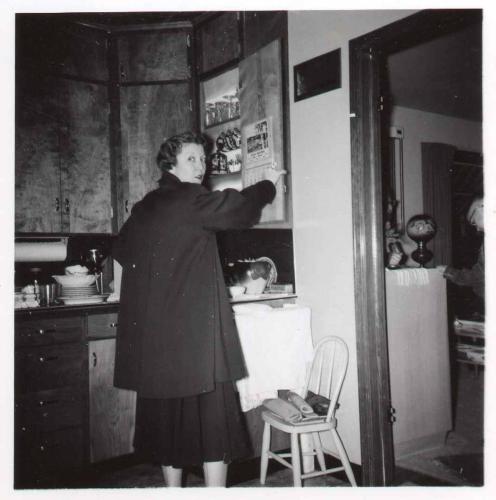Ruth-Erdman-at-Cooper s-house-in-Sterling-in-Austin-1953