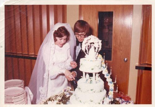 Willia-and-Duane-Mueske-Wedding-1972-Couple-cutting-cake