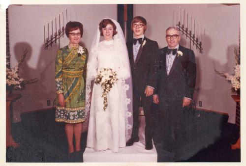 Willia-and-Duane-Mueske-Wedding-1972-Couple-posing-with-parents