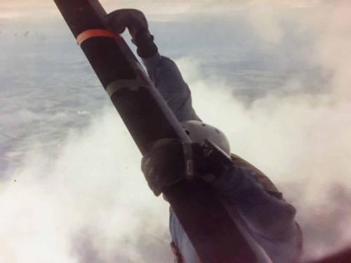 Release feet and hang from the strut